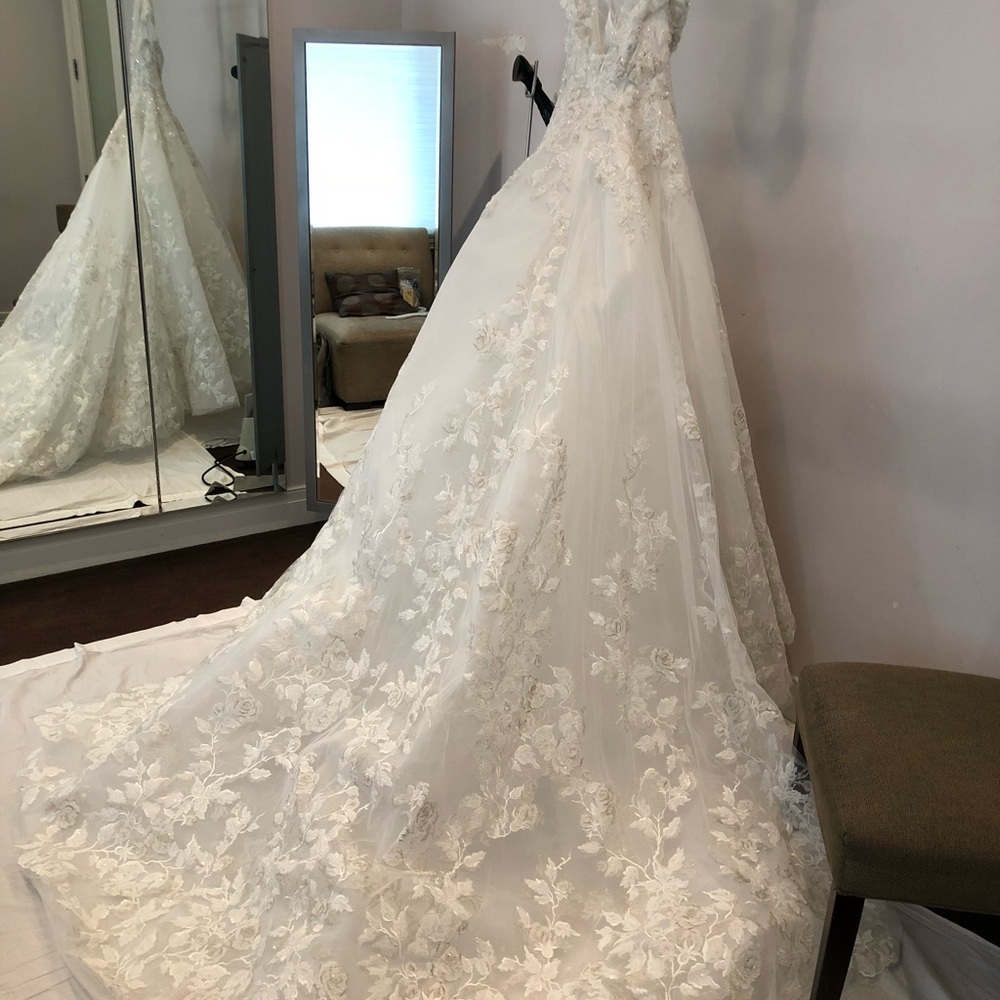 Elegant White Floral Lace Wedding Dress